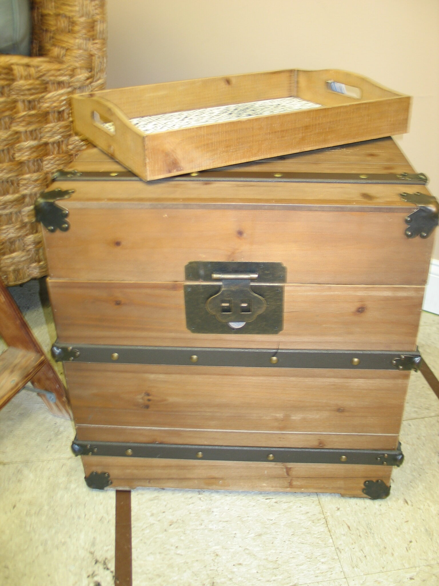 Wooden Trunk/End Table; 20" x 20" x 20"