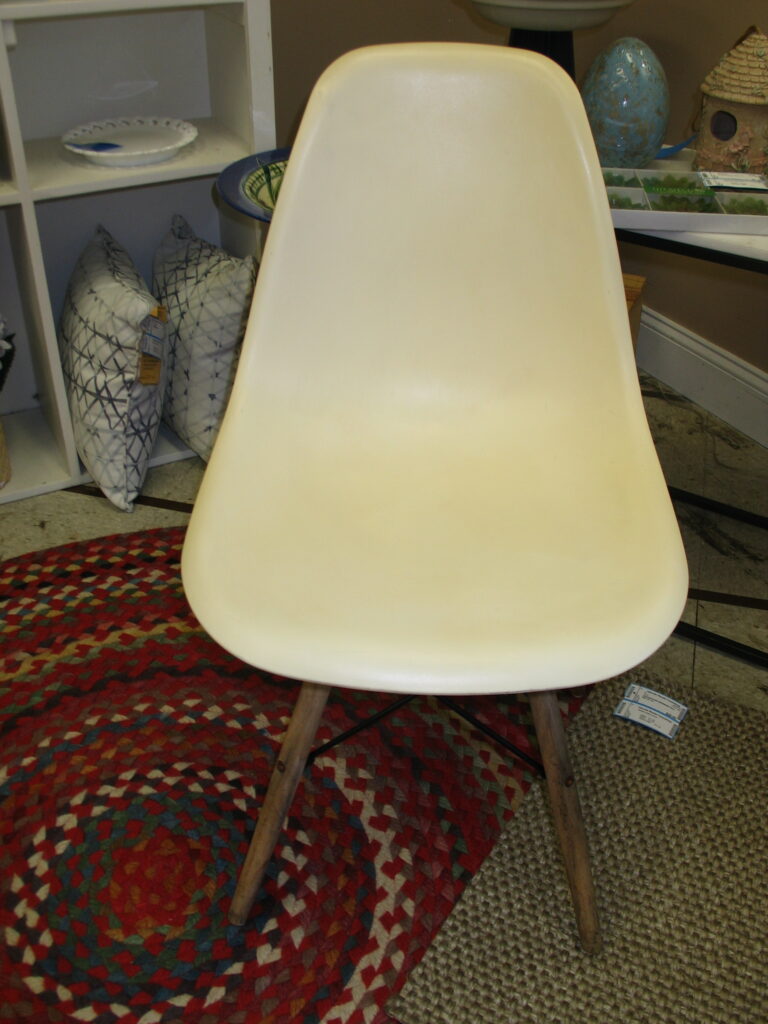 Retro Style Molded Chair; 18