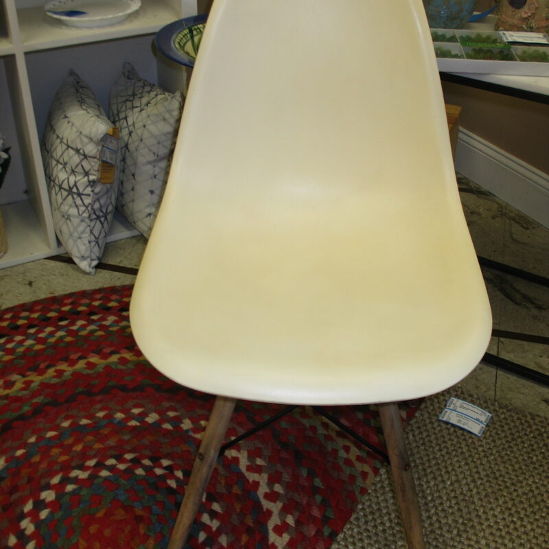 Retro Style Molded Chair; 18" x 16" x 33"