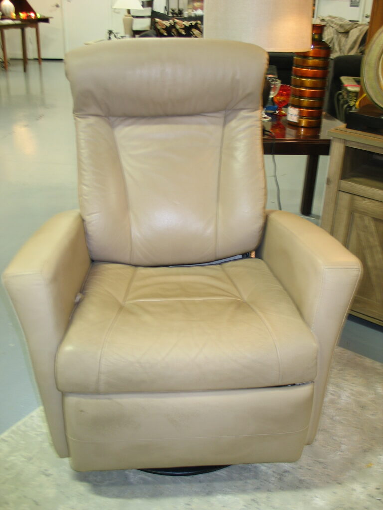 IMG NORWAY Tan Leather Recliner (some wear); 32